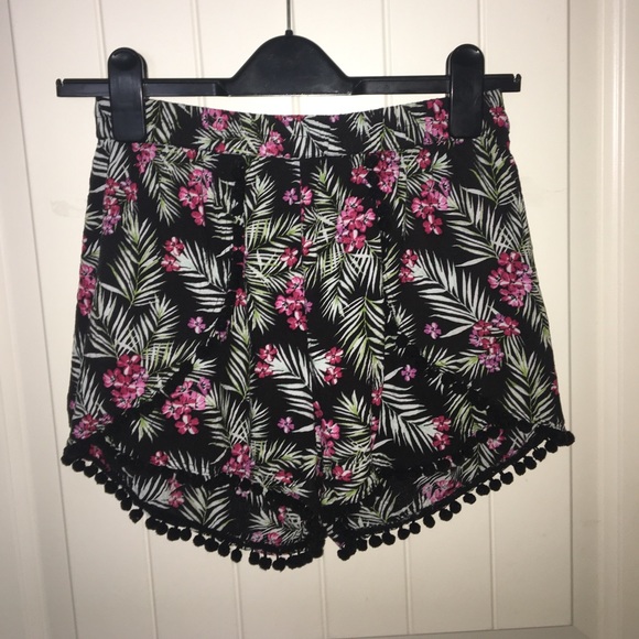 Comfy Floral Shorts - Picture 2 of 4